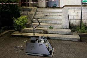 Botto nella notte: malviventi fanno esplodere il bancomat, rubati 20mila euro