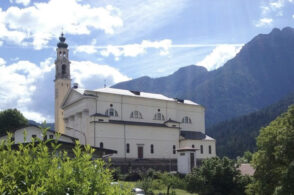 Dispetti al parroco, compare anche una bestemmia sul muro della chiesa