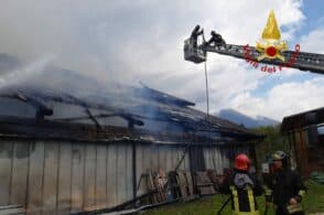 Incendio nella stalla, tetto divorato dalle fiamme. In salvo gli animali