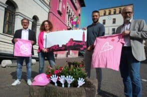 Giro d’Italia all’orizzonte, consegnati i kit rosa ai commercianti