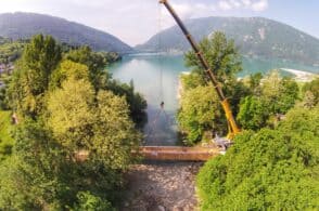 Nuovo ponte sul Runal, la ciclopedonale del lago è pronta per l’estate