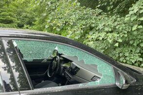 Finestrino in frantumi e via lo zaino. Altro furto nel parcheggio