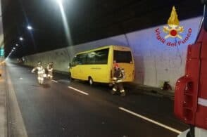 Pulmino a fuoco in autostrada, attimi di paura sulla A27