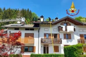 Fotovoltaico in fiamme, va a fuoco il tetto di una casa