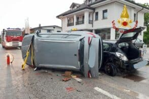 Si cappotta e centra l’auto parcheggiata: incidente spettacolare a Mussoi