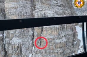 Vuole fotografare le Tre Cime, ma resta incrodato. Interviene l’elicottero