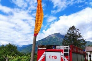 Col parapendio sulla linea elettrica: salvo per miracolo