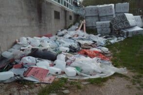 Degrado in zona piscina: «È l’eredità dei lavori nel cantiere»