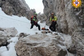 Lancia l’allarme, poi precipita. Morto escursionista a Pieve di Cadore