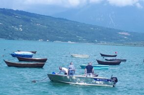 Nuova barca al lago, migliorerà l’attività del bacino di pesca