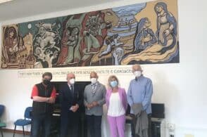 Biblioteca scolastica rimessa a nuovo: c’è un affresco dedicato a Dante