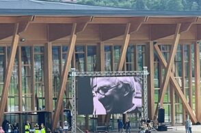 Flusso infinito alla camera ardente, oggi i funerali di Del Vecchio. Attese autorità da tutto il mondo