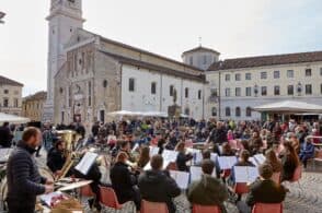 Compleanno in piazza, la Filarmonica spegne 155 candeline in musica