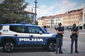 Bloccata nel traffico con le doglie, arriva in ospedale scortata dalla polizia