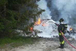 Camper prende fuoco: trovato all’interno un corpo carbonizzato