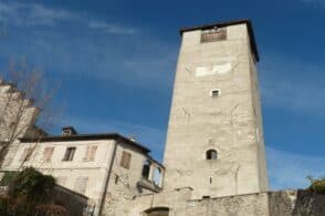 I ragazzi del Dal Piaz tappezzano la torre del castello, al via la mostra fotografica