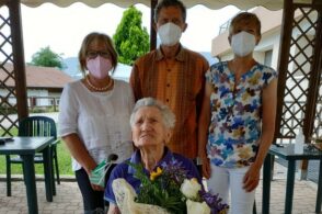 Festa in casa di riposo: Linda D’Ambros scollina il secolo