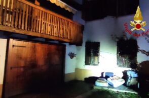 Fiamme nella notte, brucia una casa