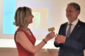 Lions Club: scambio del martello tra Giovanna Losso e Fabio Soppelsa