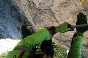Alpinista sospeso nel vuoto, servono quasi 100 metri di corda per recuperarlo