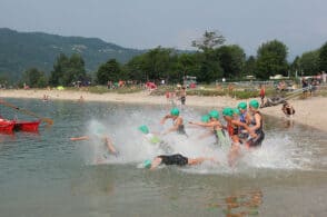 Torna il grande triathlon sul lago di Santa Croce: «Non vediamo l’ora»