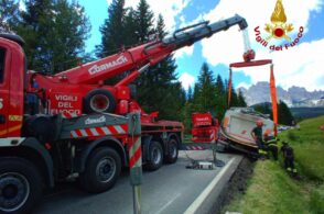 Camion fuori carreggiata, la strada chiude per ore. Traffico in tilt