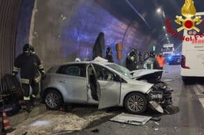 Bus turistico e auto, scontro in galleria: uomo incastrato tra le lamiere