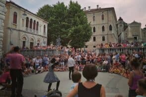 Dopo 23 anni salta “Voilà”: «Ecco la prima scelta politica dell’amministrazione»