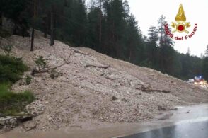 Frana sull’Alemagna: strada statale chiusa, auto bloccate