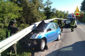 Con l’auto sotto il guardrail: illesa