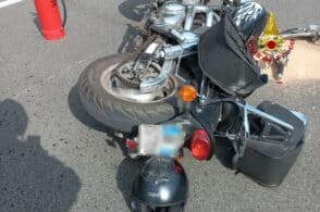 Auto contromano centra una moto: ferita una donna