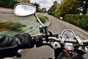 Pericolo pubblico sulle strade: guidava la moto con patente revocata