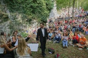 “La vedova allegra” tra i muretti a secco. Su il sipario al Teatro al Mut
