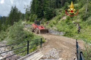 Tre frane isolavano la malga: al lavoro i vigili del fuoco