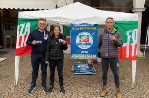 Forza Italia e il gazebo in piazza: «È in atto un rinnovamento»