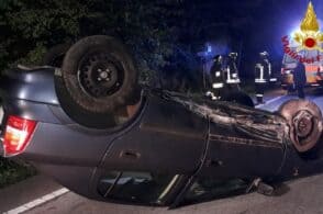 Perde il controllo e l’auto si ribalta: conducente estratto dai pompieri