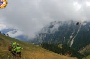 Canadese scivola e precipita sulle rocce: è in gravi condizioni