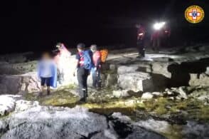 Sbagliano sentiero e arriva il temporale, famiglia bloccata in una grotta sulle Tre Cime