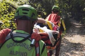 Cade dalla mountain bike e sbatte la testa: trentenne in ospedale