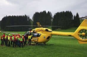 Dal bosco arrivano grida d’aiuto: interviene l’elicottero del Suem