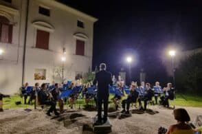 Le bande sfilano per Bribano in ricordo di Toni Carlin