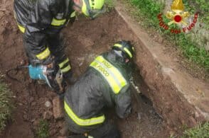 Cane incastrato nel tubo di scolo dell’acqua, lo salvano i pompieri