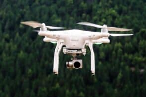 Fa volare il drone mentre atterra l’eliambulanza: «Grave pericolo»