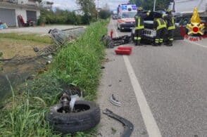 Con l’auto contro la recinzione, ferita una donna