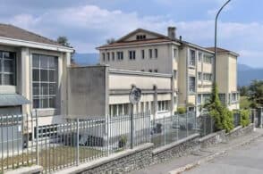Spaccano la macchinetta della scuola, via soldi e merendine