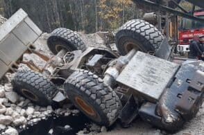 La pala meccanica si ribalta: nulla da fare per un uomo di 59 anni