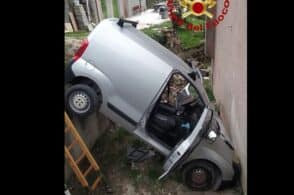 Malore alla guida: furgone finisce fuori strada e si schianta su una casa
