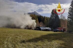 Casa in fiamme a Cortina, due appartamenti divorati dall’incendio