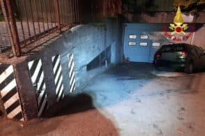 Schianto sul muro del garage: auto distrutta e guidatore in ospedale