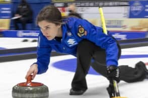 Il logo della Dmo sulle divise azzurre del curling